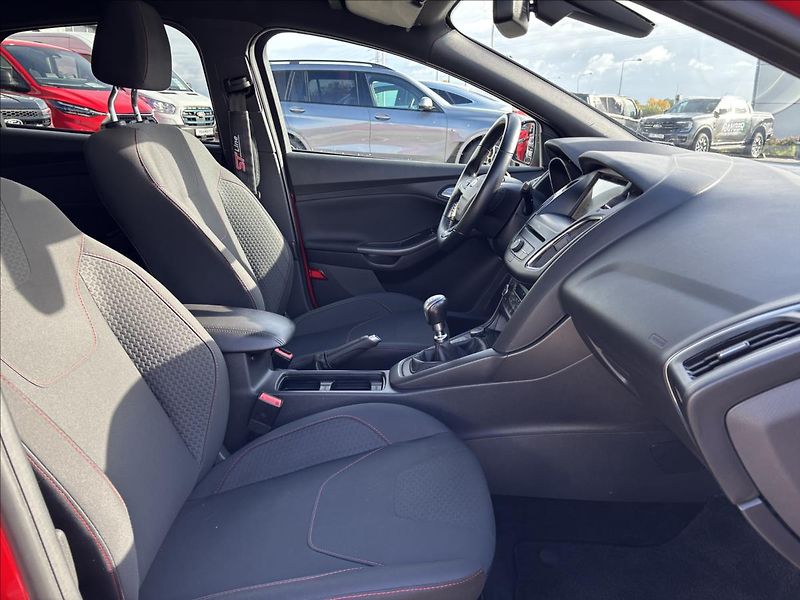 Ford Focus 1,0 EcoBoost RaceRed ST-line - fotka 15 z 33