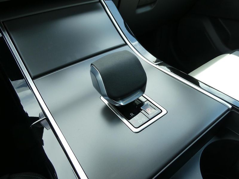 Land Rover Range Rover Velar (2026) 2,0 S D200 - fotka 28 z 34