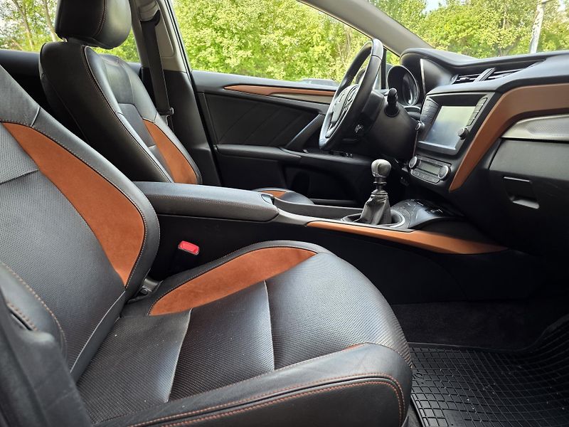 Toyota Avensis 2.0-VELMI ZACHOVALÝ STAV - fotka 19 z 28
