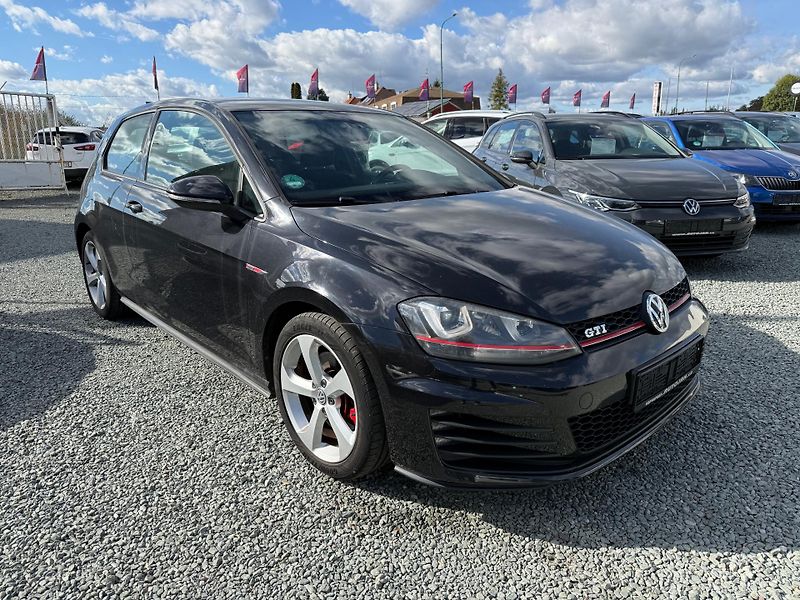 Volkswagen Golf 2.0 GTI - fotka 1 z 13