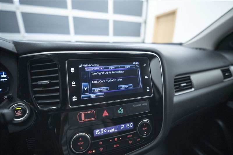 Mitsubishi Outlander 2,0 MIVEC AWD AT INTENSE ČR - fotka 28 z 33