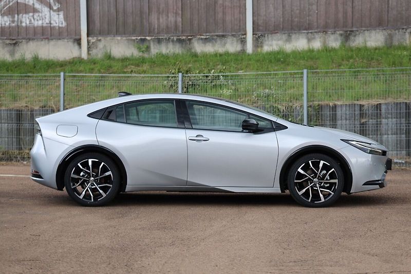 Toyota Prius PHEV Prestige dodání září - fotka 4 z 18