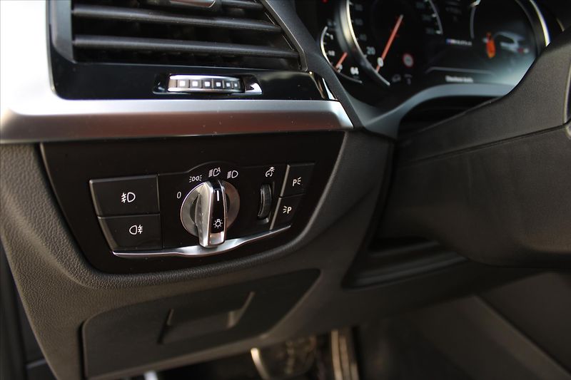 BMW X3 xDrive M40d 240kW M PAKET ČR - fotka 30 z 32