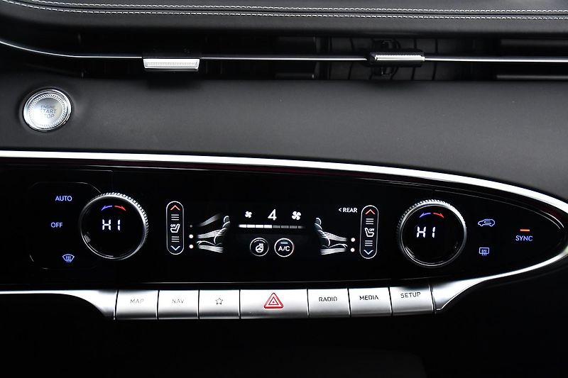 Genesis GV70 2.5T AWD AT8 LUXURY LINE - fotka 28 z 46
