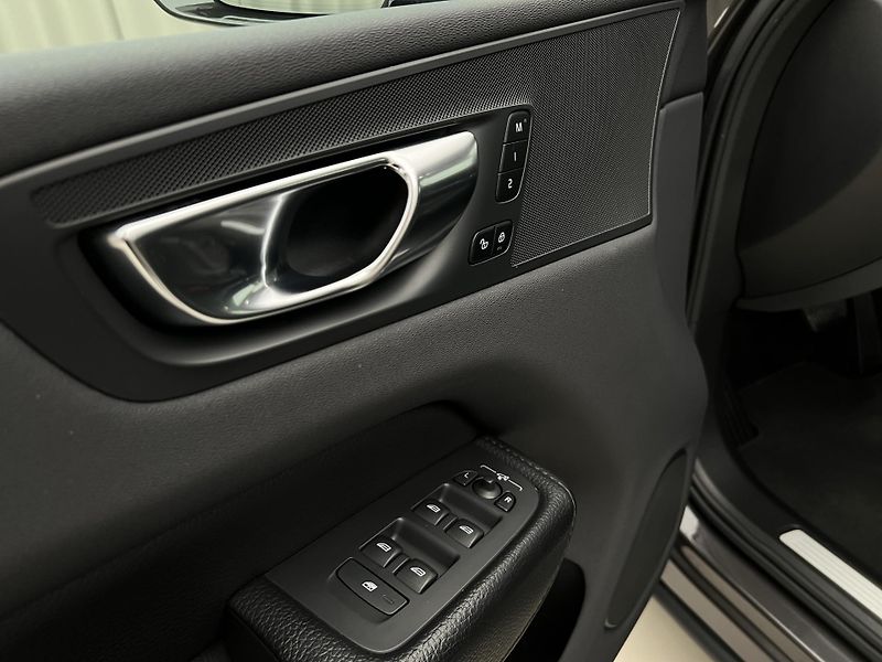 Volvo XC60 B4 INSCRIPTION AUT  - fotka 39 z 40