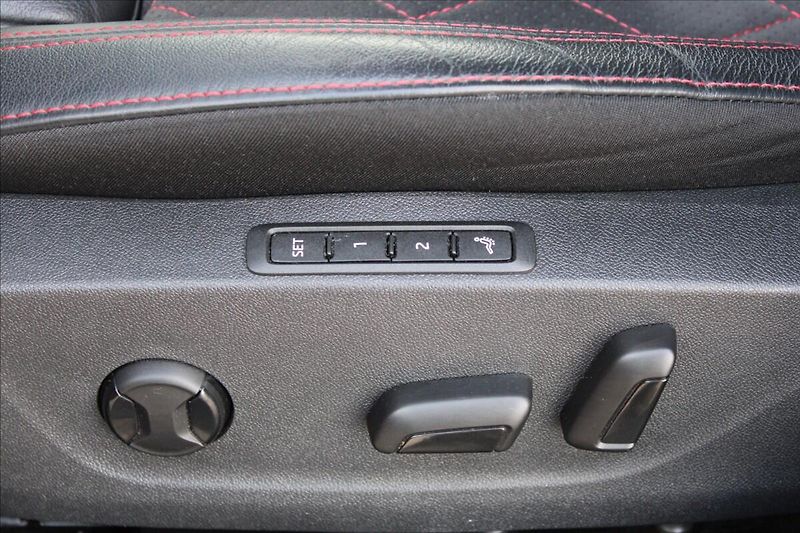 Škoda Octavia 2,0 TDI  RS,AUTOMAT,4x4,120LET - fotka 35 z 46
