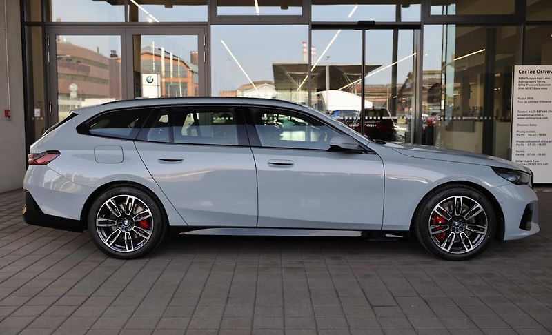 BMW Řada 5 540d xDrive Touring - fotka 4 z 18