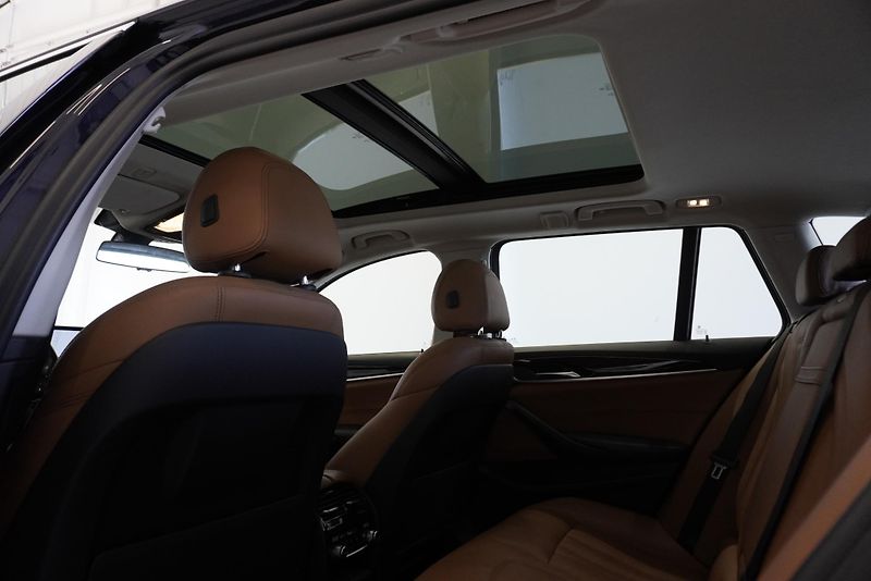 BMW Řada 5 3,0 XDRIVE AUT. - fotka 26 z 32