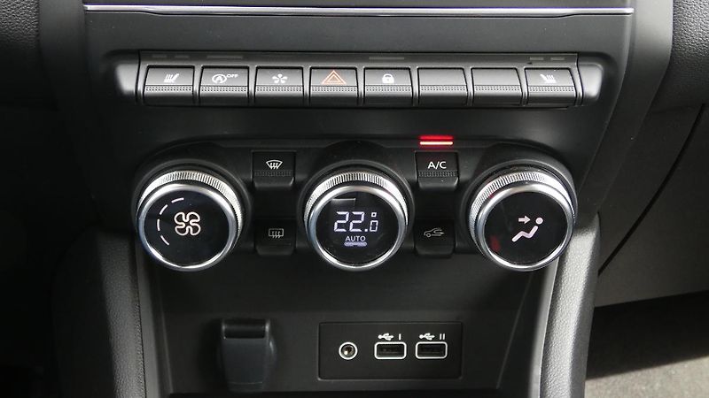 Renault Captur 1,3  TCe 140 Techno EDC - fotka 16 z 22