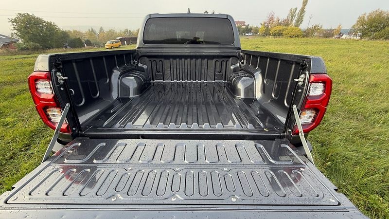 Toyota Hilux AT INVINCIBLE - fotka 17 z 23