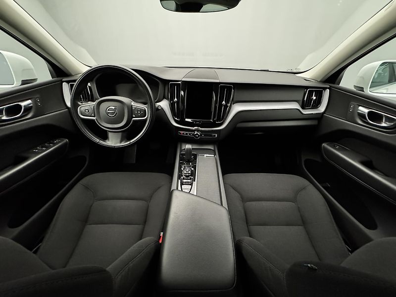 Volvo XC60 B4 AWD MOMENTUM AUT REZERVACE - fotka 2 z 45