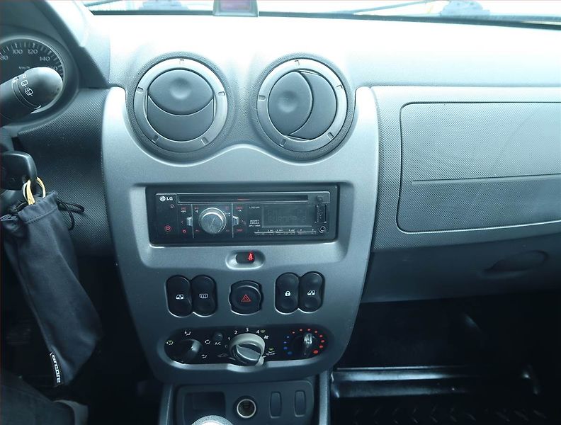 Dacia Duster (2012) 1.6 16V, Park. senzory - fotka 12 z 14