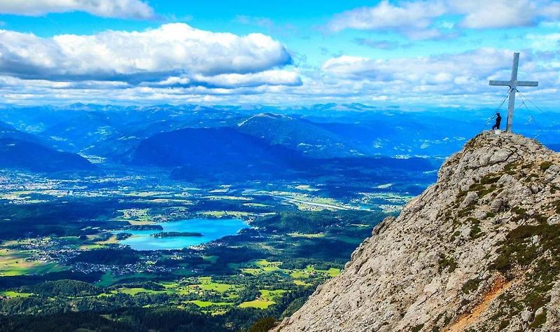 Jezero Faaker See je obklopeno horami.