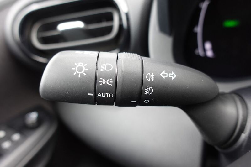 Toyota Yaris 1,5 HEV Style - fotka 27 z 32