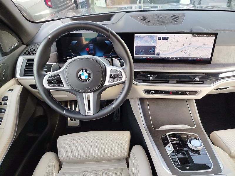 BMW X5 M60i - fotka 12 z 29