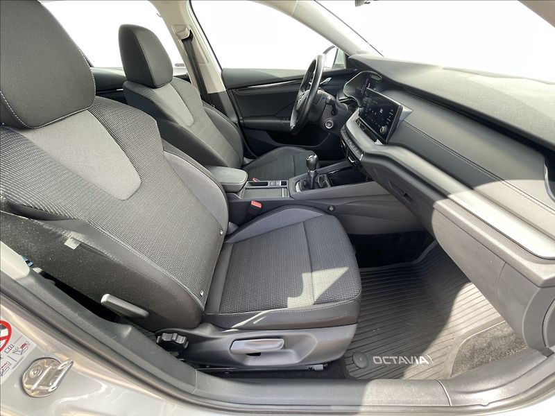 Škoda Octavia 2,0 TDI Combi Ambition Plus - fotka 17 z 22