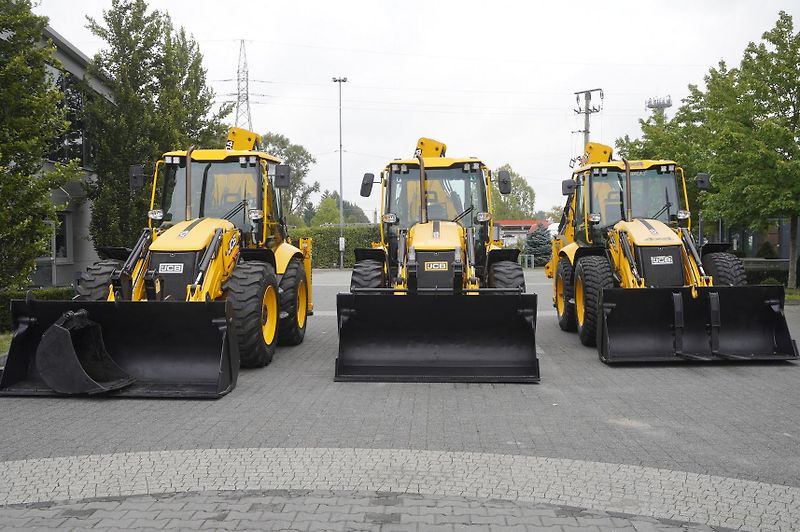 JCB (2022) 4CX PRO / 3400 MTH! / 2022 - fotka 2 z 20