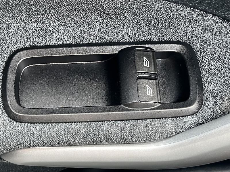 Ford Fiesta 1.25i  ZÁMEK Ř.P. PŮVOD ČR - fotka 9 z 37