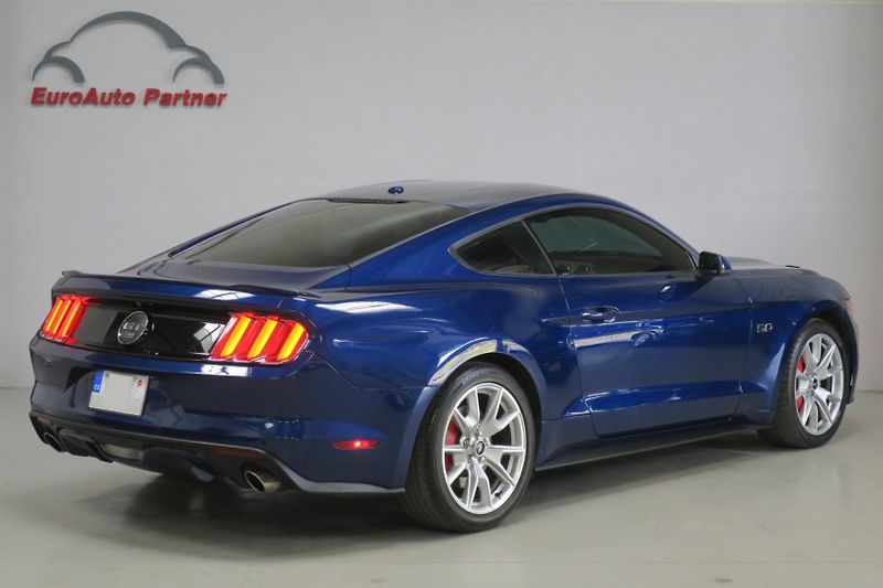 Ford Mustang (2015) 5.0 Ti-VCT V8 GT 50 automat - fotka 4 z 48