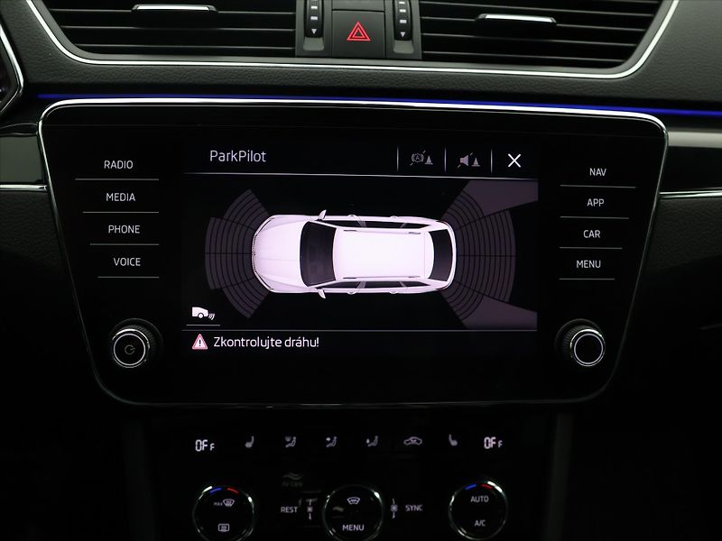 Škoda Superb 2,0 TDI 140kW DSG 4x4 L&K DPH - fotka 27 z 40
