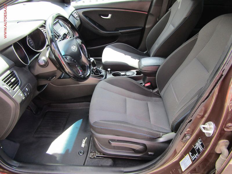 Hyundai i30 (2016) 1.6 GDi, 1.maj,ČR, AC, TZ - fotka 9 z 21