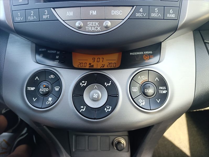 Toyota RAV4 2,2 D-4D 4x4 Aut.klimatizace - fotka 18 z 32