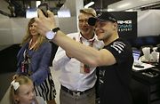 F1 2017 GP Abu Dhabi - Vallteri Bottas (Mercedes) a bývalý pilot Mika Hakkinen (FIN)