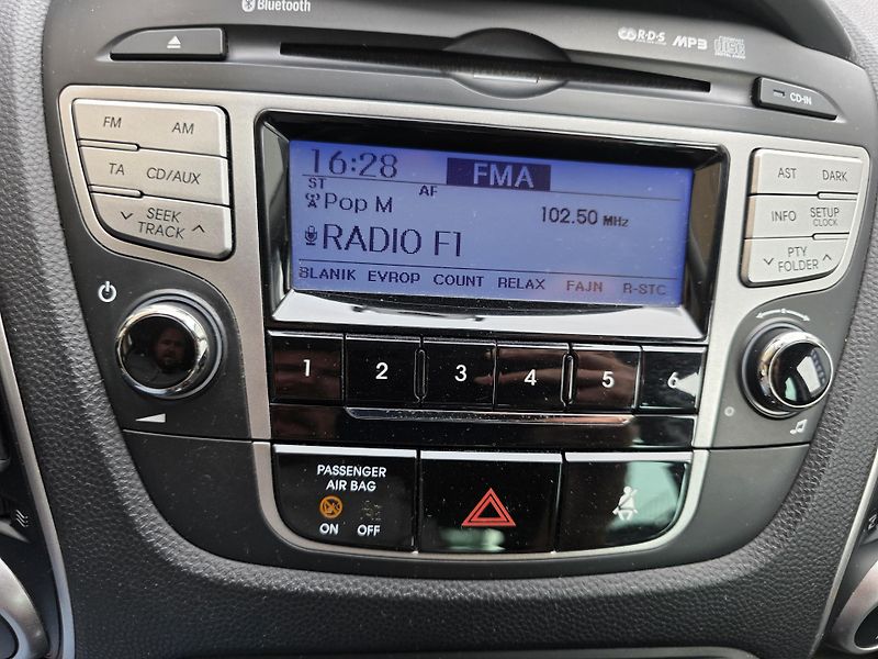 Hyundai ix35 2.0-4x4-TAŽNÉ 2t-POLOKŮŽE - fotka 10 z 17