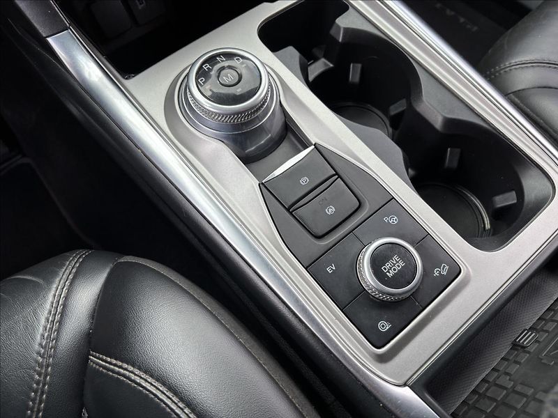 Ford Explorer 3,0 V6 PHEV Platinum AWD 7Míst - fotka 55 z 65