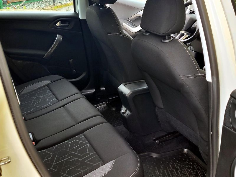Peugeot 2008 1,2 MÁLO NAJETO*CZ,SERVIS - fotka 16 z 39