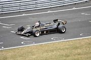 Seriál historických F1 se do Mostu vrátil v roce 2018. Lotus v cílové rovince.