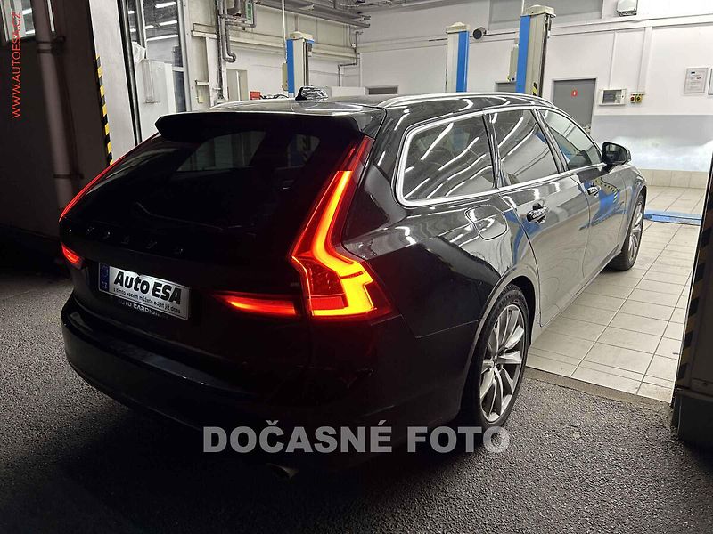 Volvo V90 (2018) 2.0d3, navi, LED - fotka 2 z 3