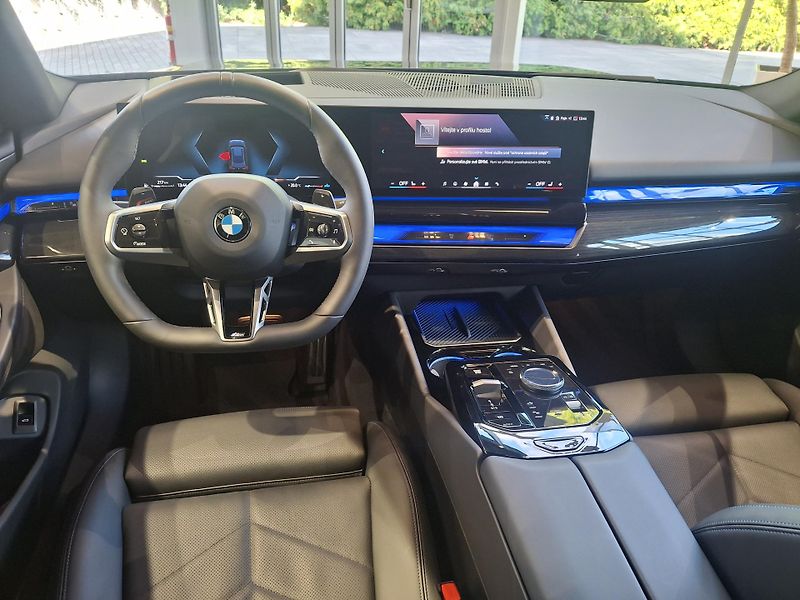 BMW Řada 5 540d xDrive Touring M-Sport - fotka 10 z 27