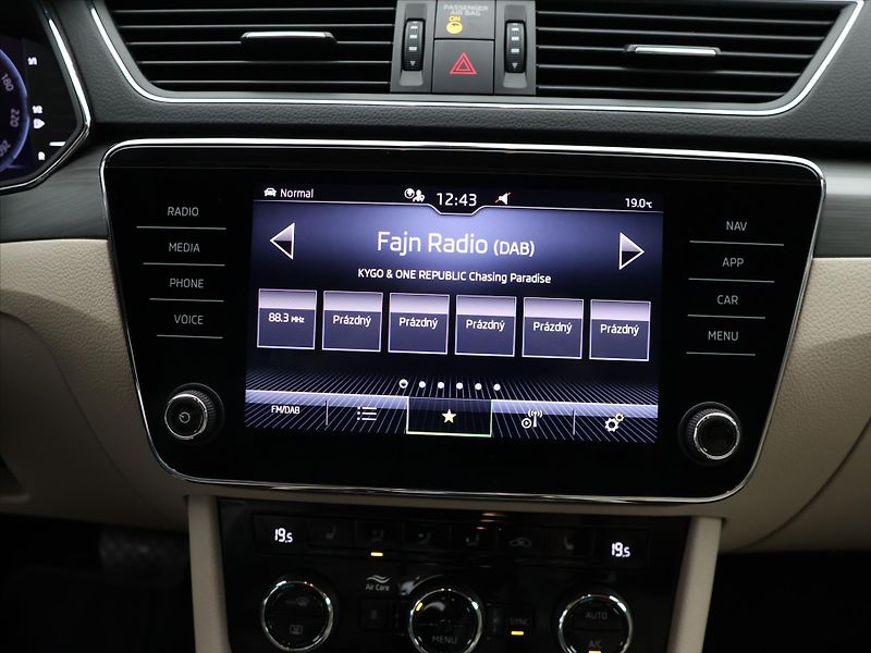 Škoda Superb 2,0 TDI 147kW Style 4x4 Kůže - fotka 24 z 35