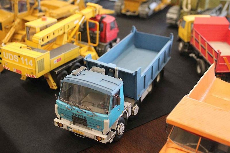 Papírový model buldozeru Caterpillar.