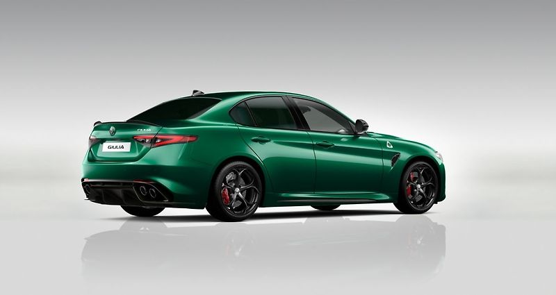 Alfa Romeo Giulia (2026) Quadrifoglio 2.9 V6 BiTurbo 52 - fotka 3 z 6