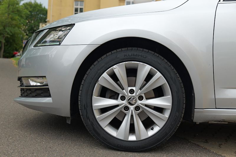Škoda Octavia 2.0 TDI DSG Kamera Style+ - fotka 11 z 35