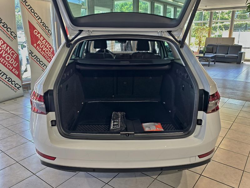 Škoda Superb 2.0 TDi DSG STYLE, ACC, KAMERA - fotka 12 z 25