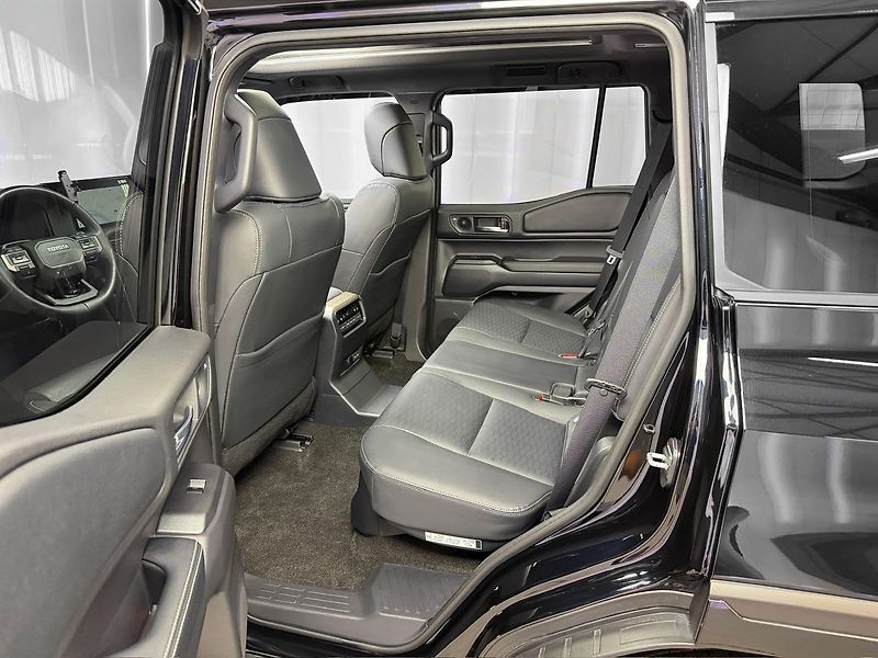 Toyota Land Cruiser 2.8L D-4D AWD J250 PRADO, PANO - fotka 12 z 33