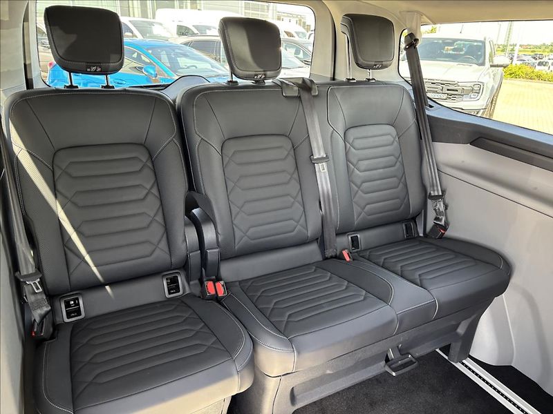 Ford Tourneo Custom 2,0 EcoBlue 125kW Titanium L2 - fotka 13 z 38