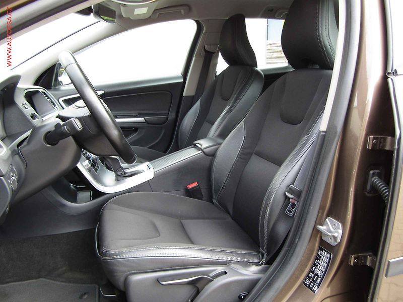 Volvo V60 (2017) 2.0 D, 1.maj, Cross Country - fotka 9 z 20