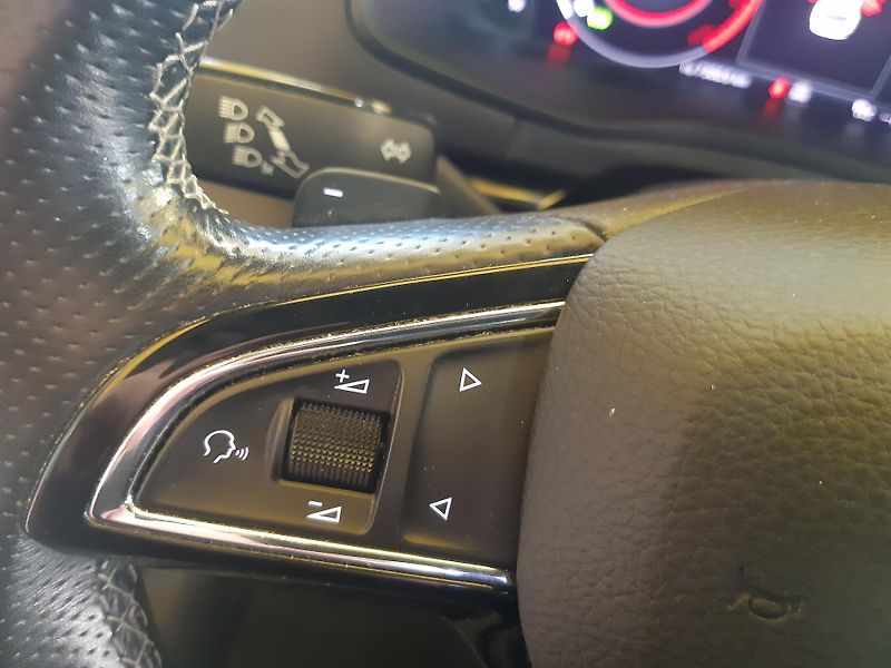 Škoda Karoq 2.0 TDI 4x4 SPORTLINE          - fotka 16 z 26