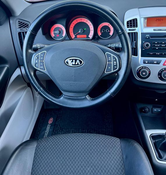 Kia Ceed (2008) 1.6 CRDi (ED)  RODINNÉ KOMBI - fotka 15 z 25