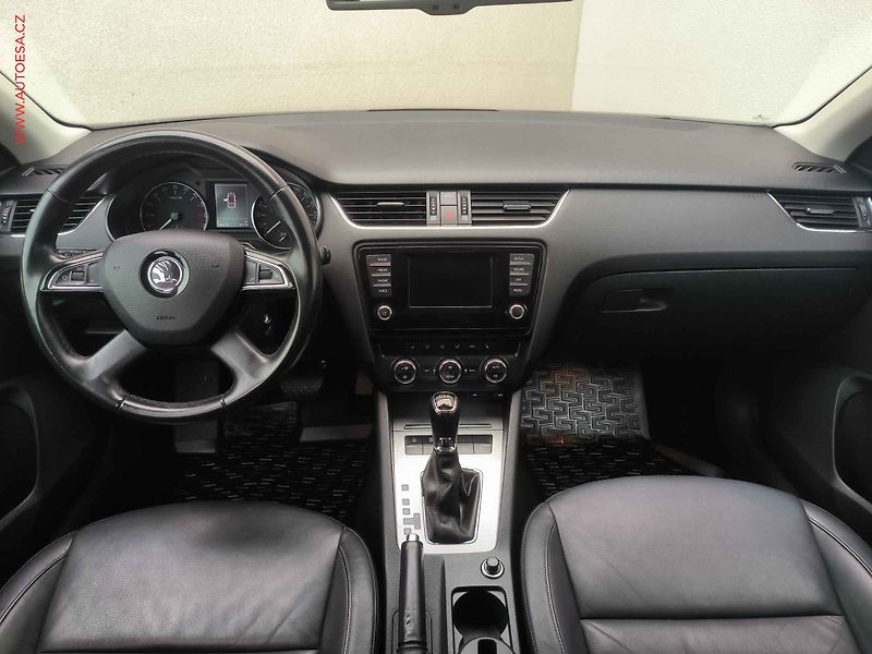 Škoda Octavia (2013) 1.6 TDi, DSG, park.čidla - fotka 8 z 23