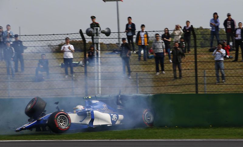 F1 2017 GP Číny - Lewis Hamilton (Mercedes) se svým týmem mechaniků a inženýrů