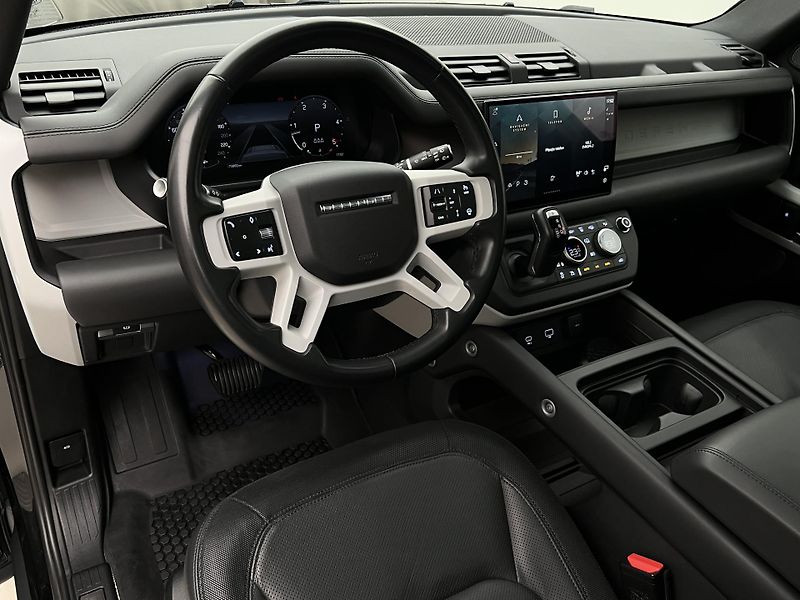 Land Rover Defender 110 D250 X-DYNAMIC HSE 1. maj - fotka 4 z 57