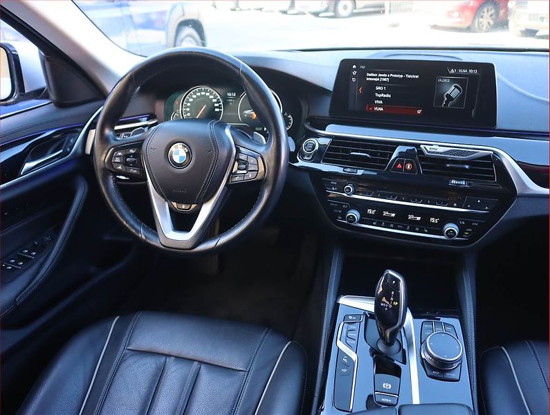 BMW Řada 5 (2017) Luxury Line 530d - fotka 7 z 21