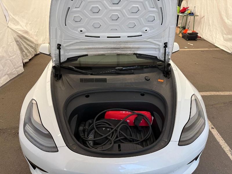 Tesla Model 3 STANDART RANGE 208w SOH 96,0% - fotka 9 z 10