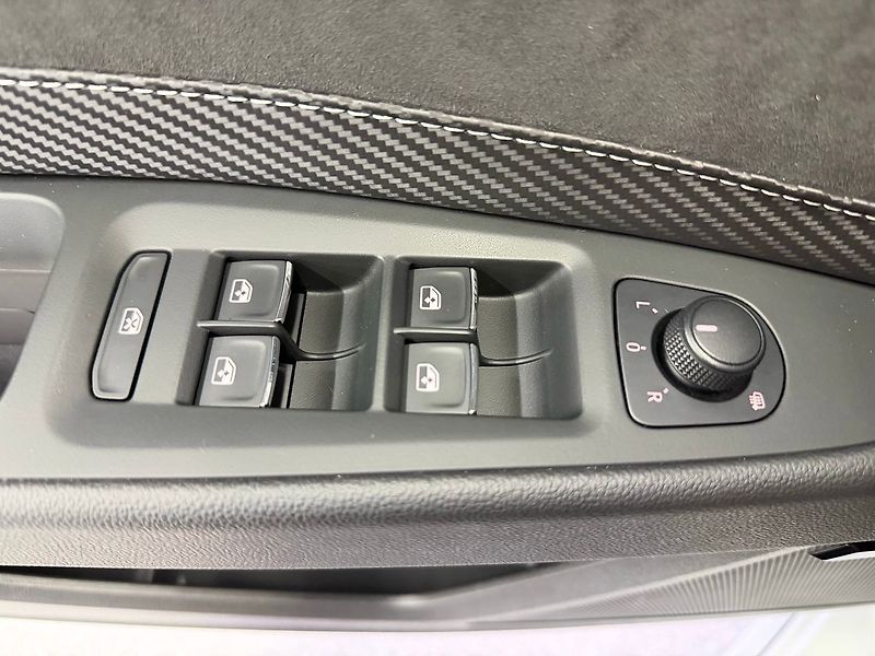 Seat Leon Cupra 300 2.0 TSI, 221 kW / 30 - fotka 23 z 25