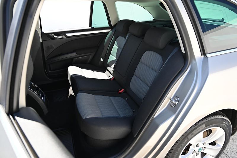 Škoda Superb 2.0TDI 103KW Ambition 9/2012 - fotka 33 z 38